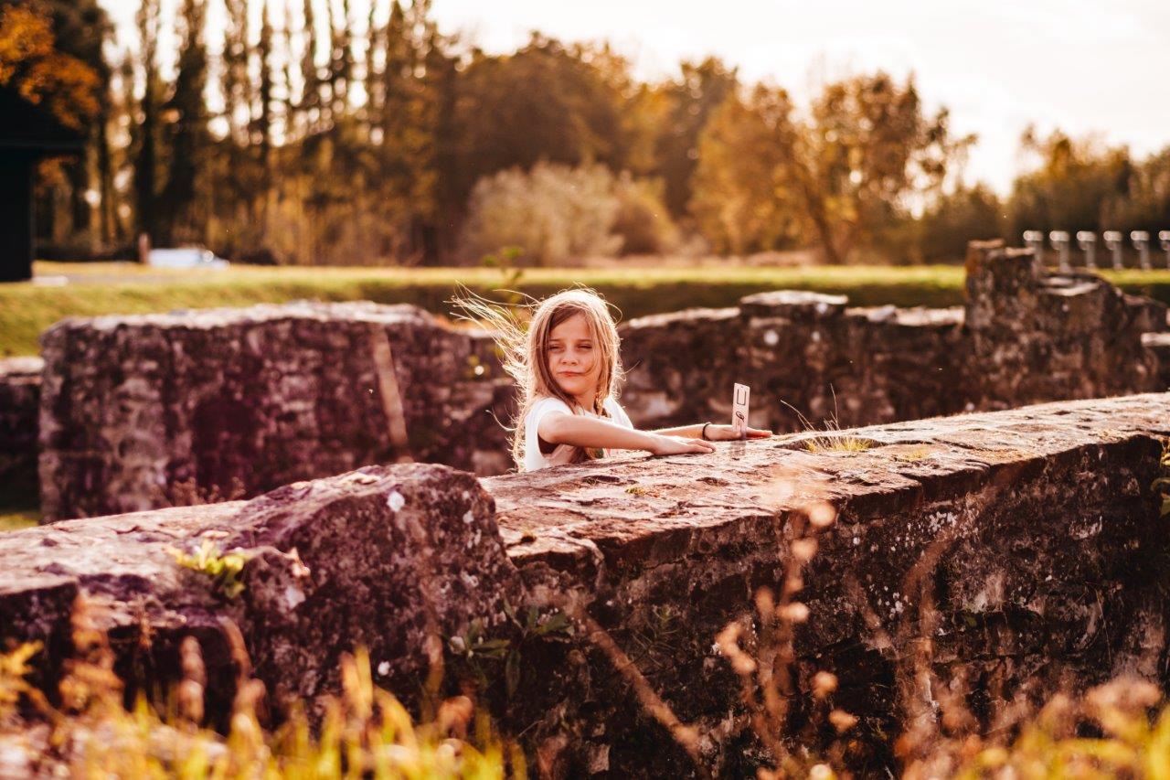 meisje in het archeopark