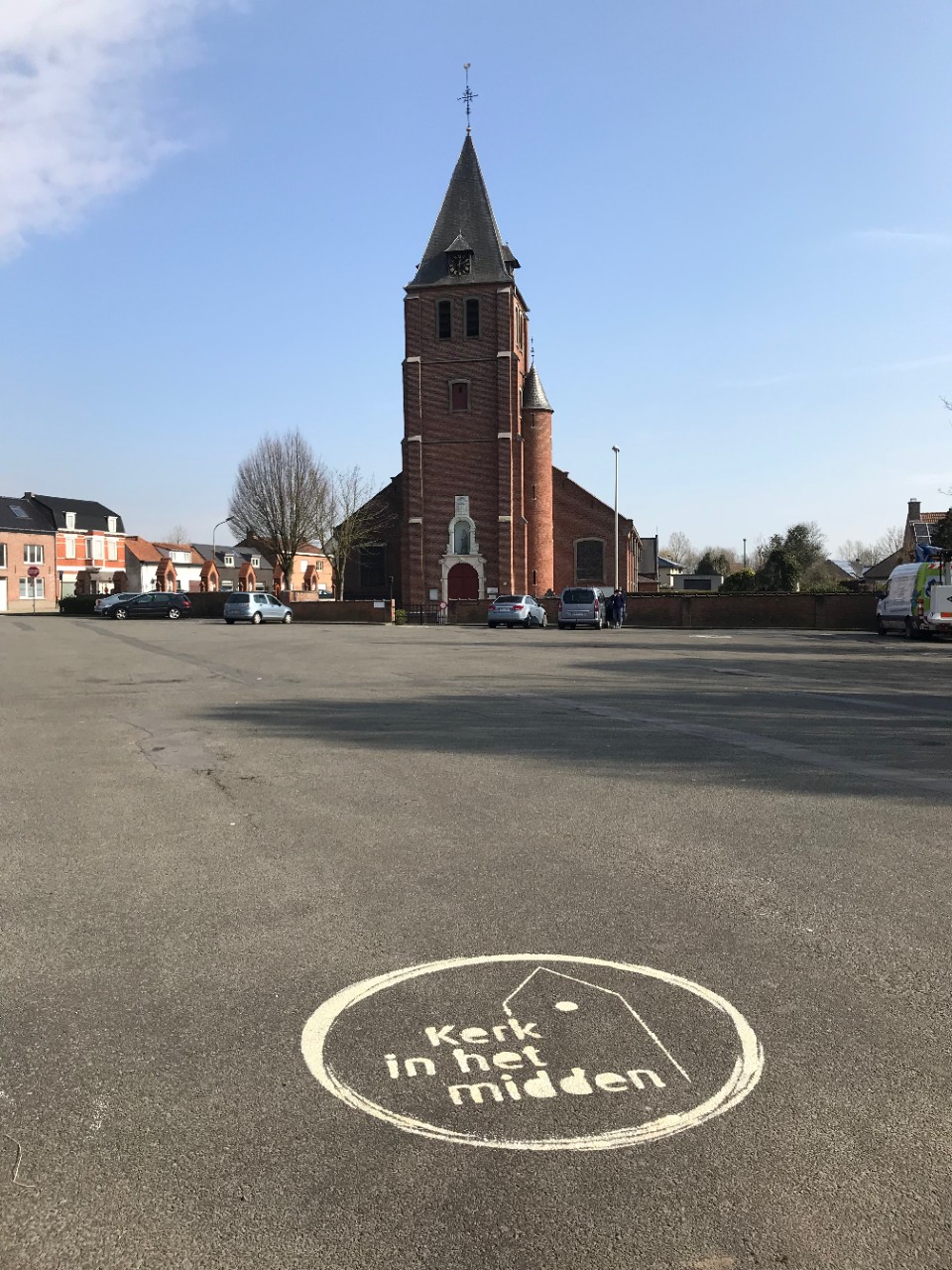 logo kerk in het midden met de op achtergrond een kerk