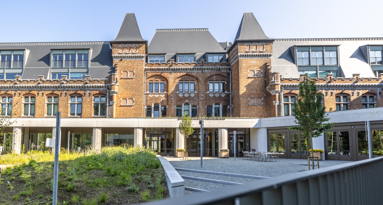 gerenderd beeld van de voorkant van het nieuw provinciehuis