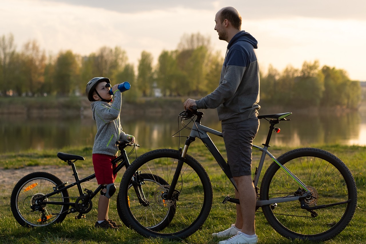 man en kind op de mountainbike