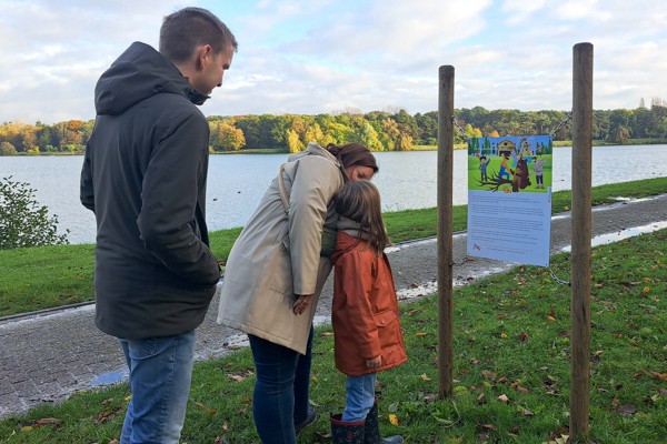 familie volgt de Reynaert de vos wandelroute in de herfst