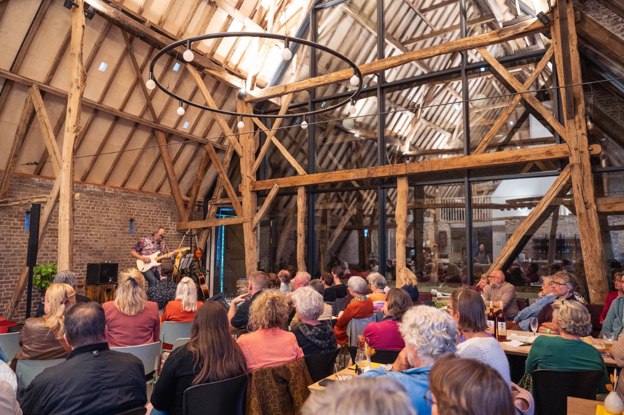concert tijdens schemeravond in streekcafé huysmanhoeve
