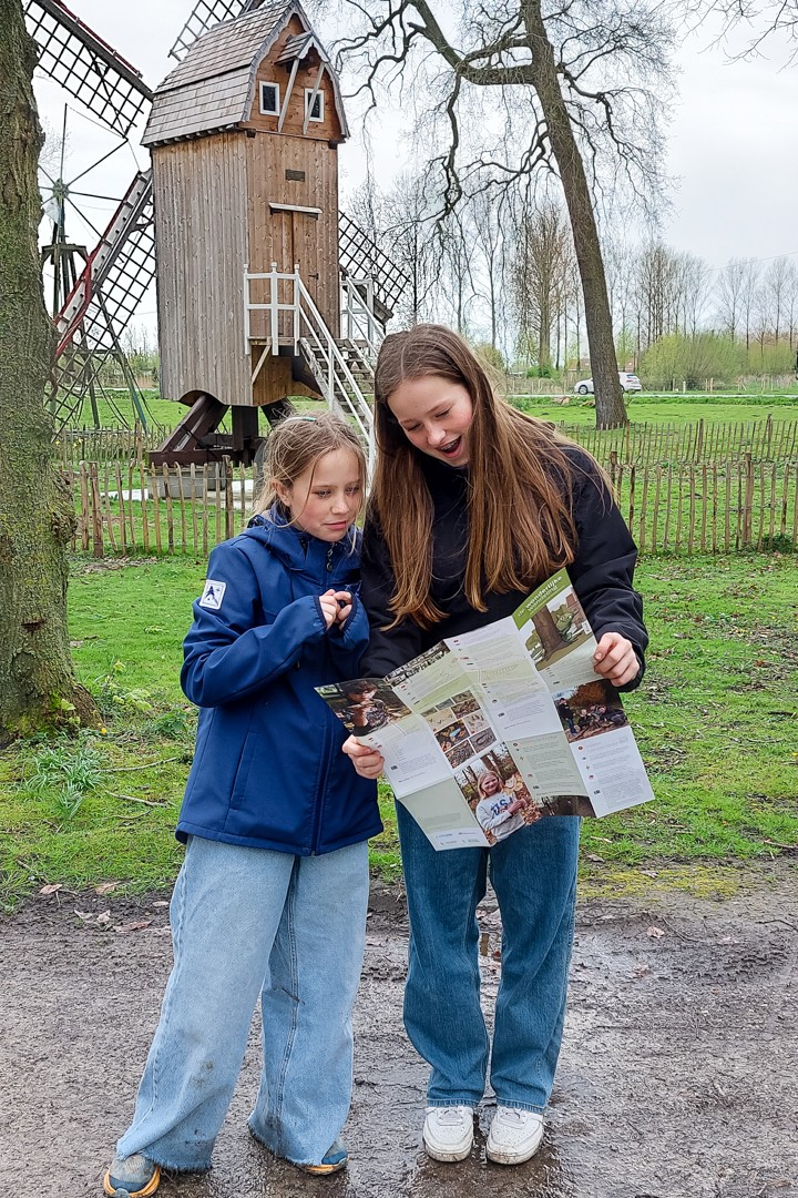 twee meisjes doen de wonderlijke wandeling in Puyenbroeck