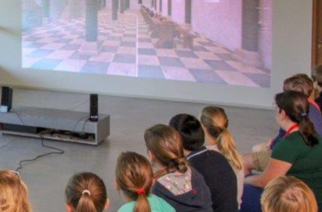 Klas kinderen kijkt naar computersimulatie