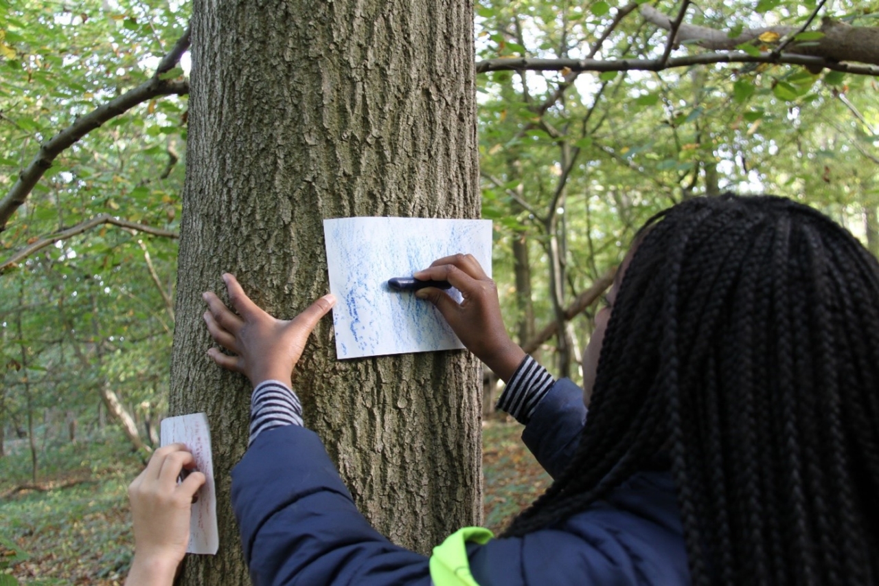 Groep kinderen luistert naar de gids