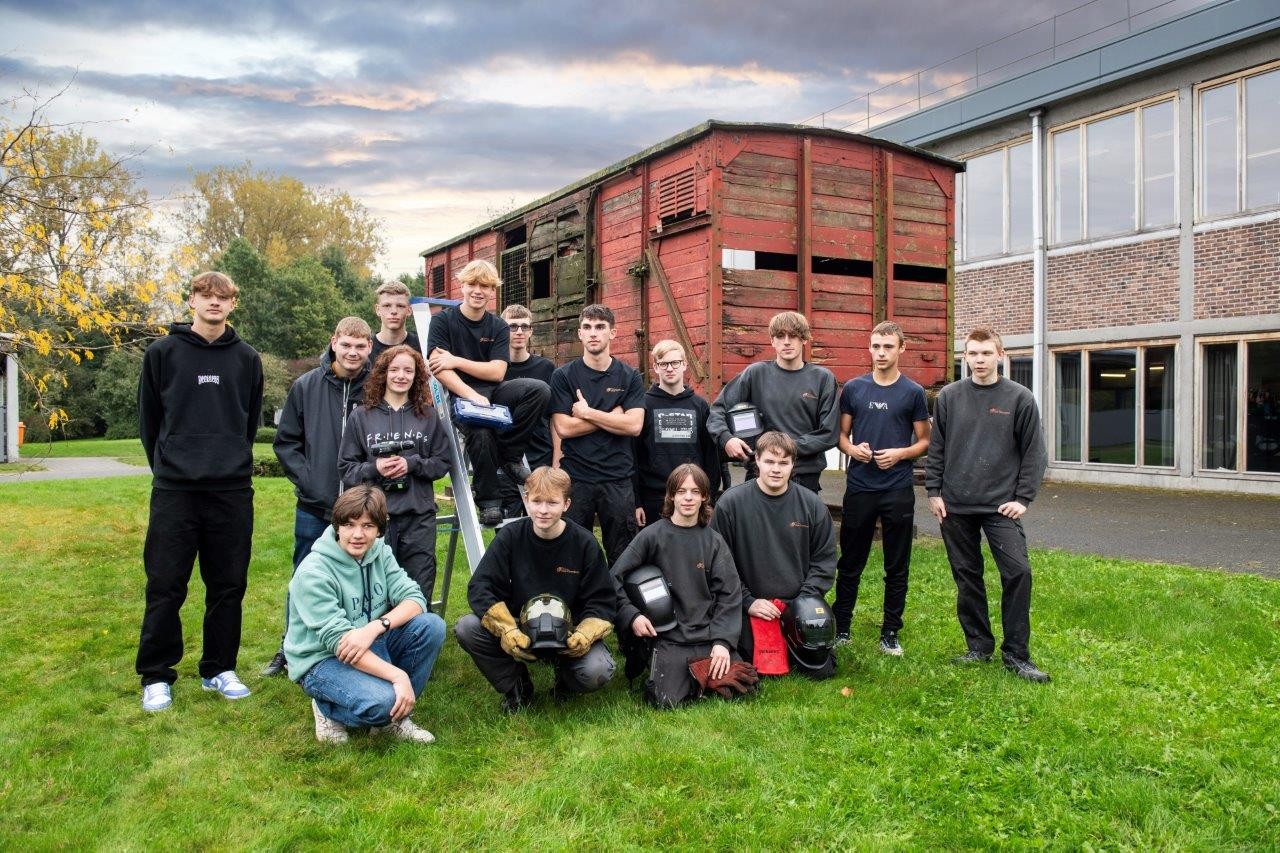 foto deportatiewagon en leerlingen