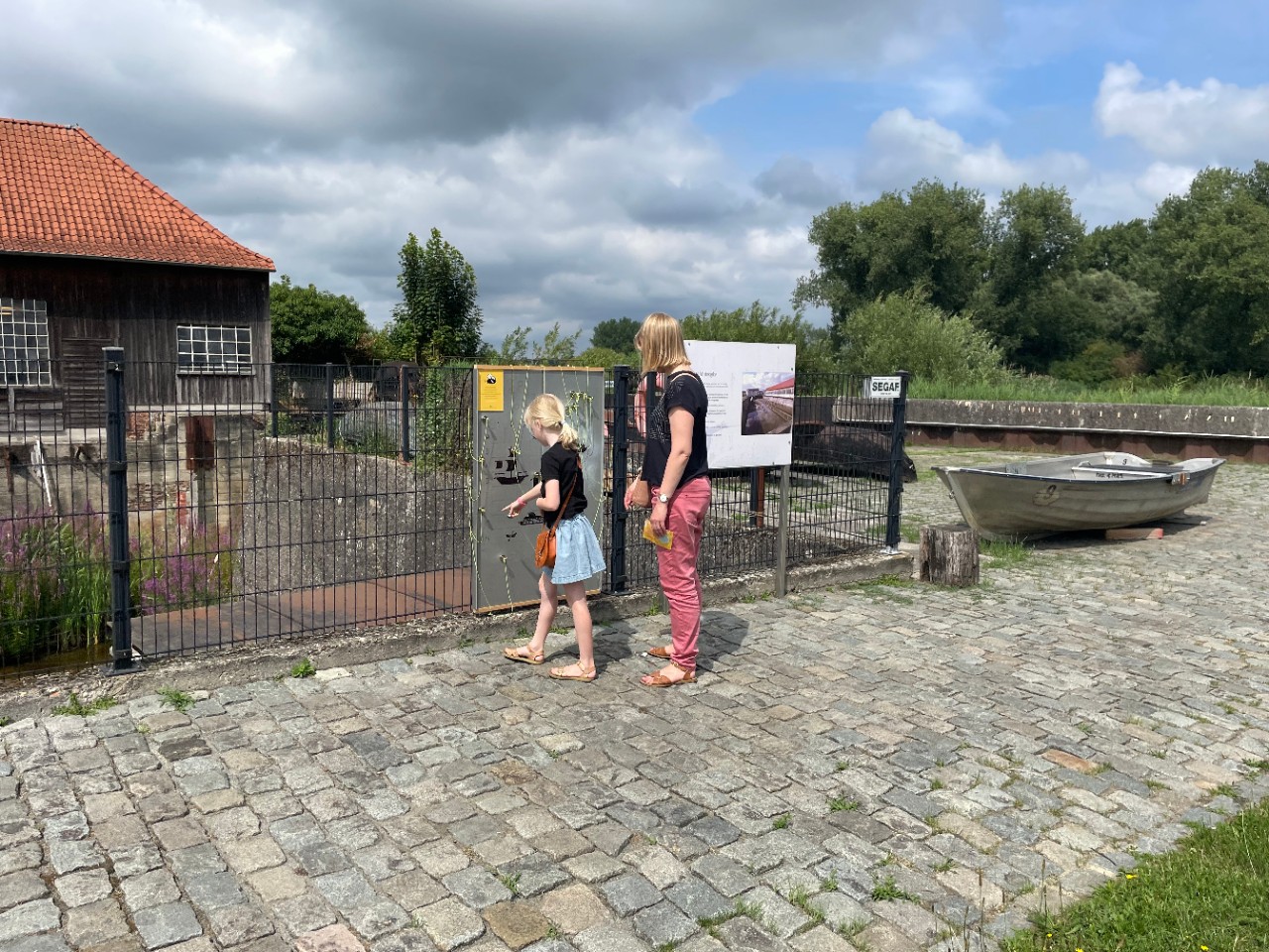 kinderen zoeken een schat op scheepswerven Baasrode
