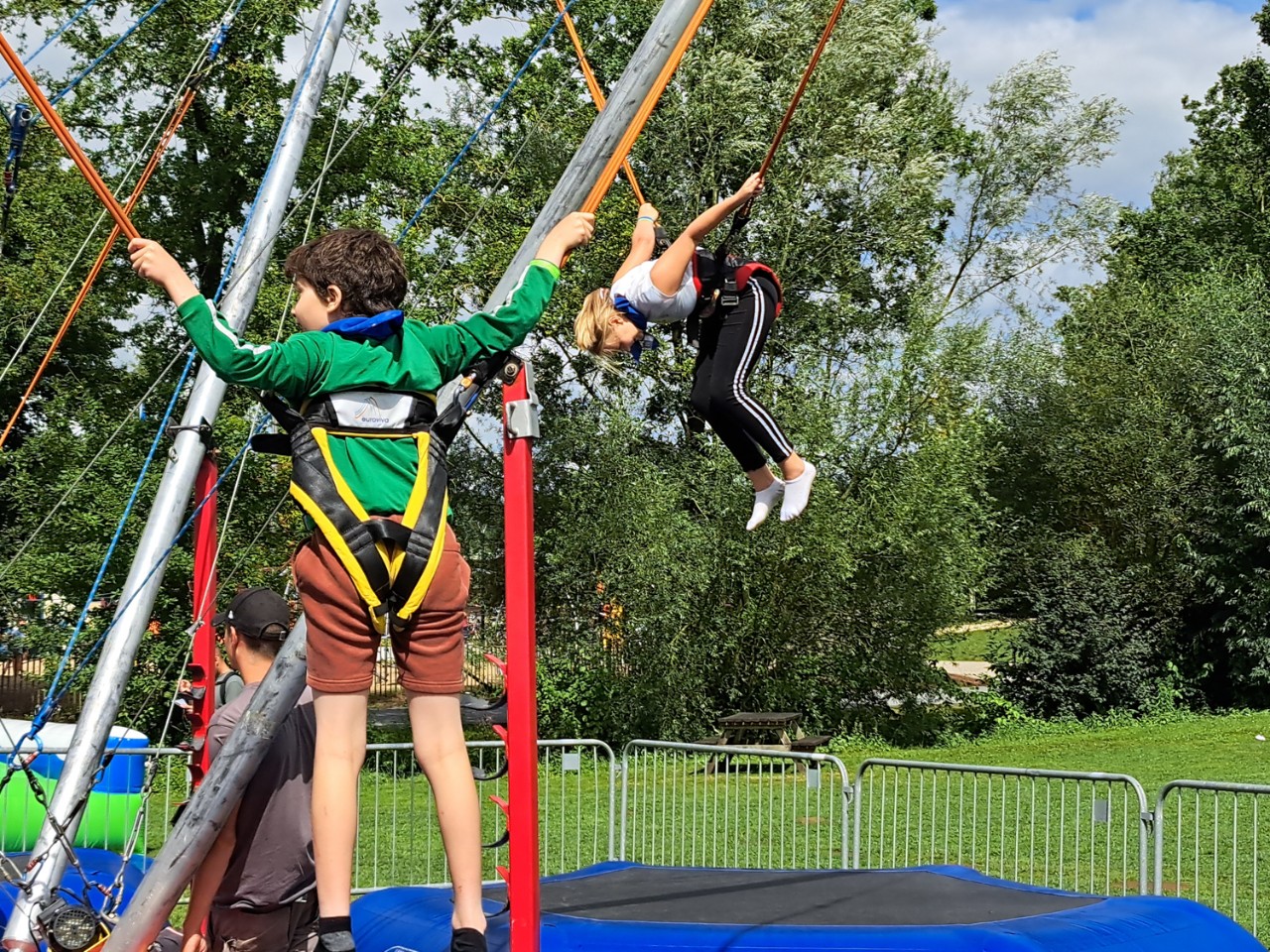 bungee trampoline tijdens spruitenbal