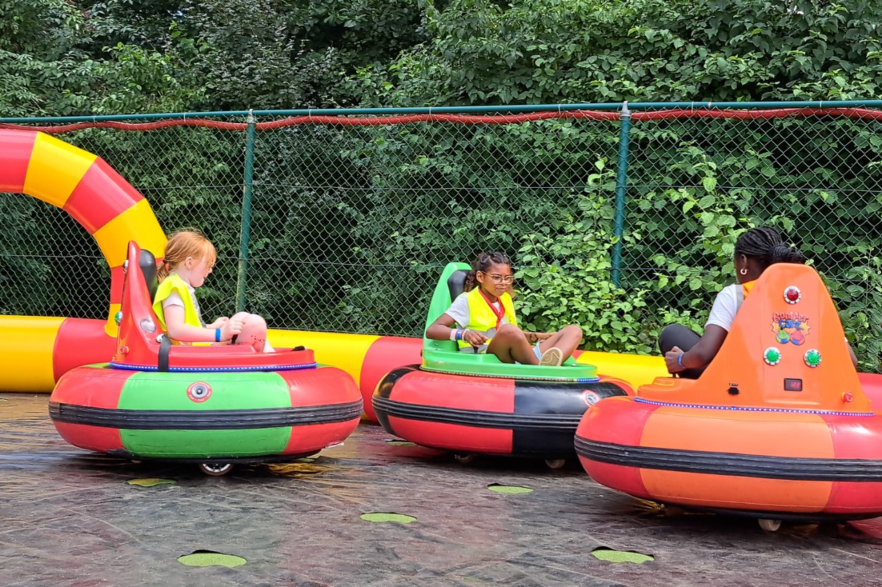 kinderen spelen op botsauto's op het spruitenbal in de gavers