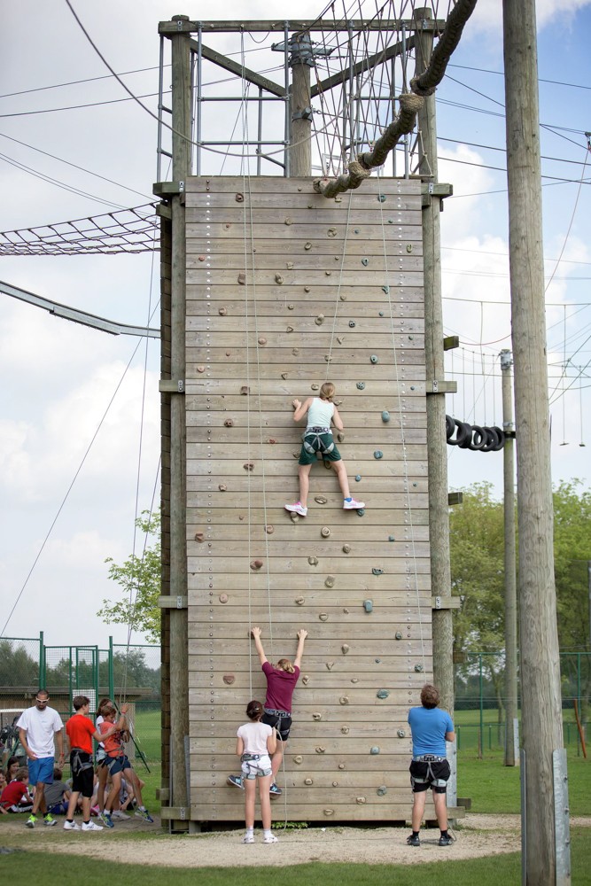 kinderen aan het muurklimmen in Puyenbroeck